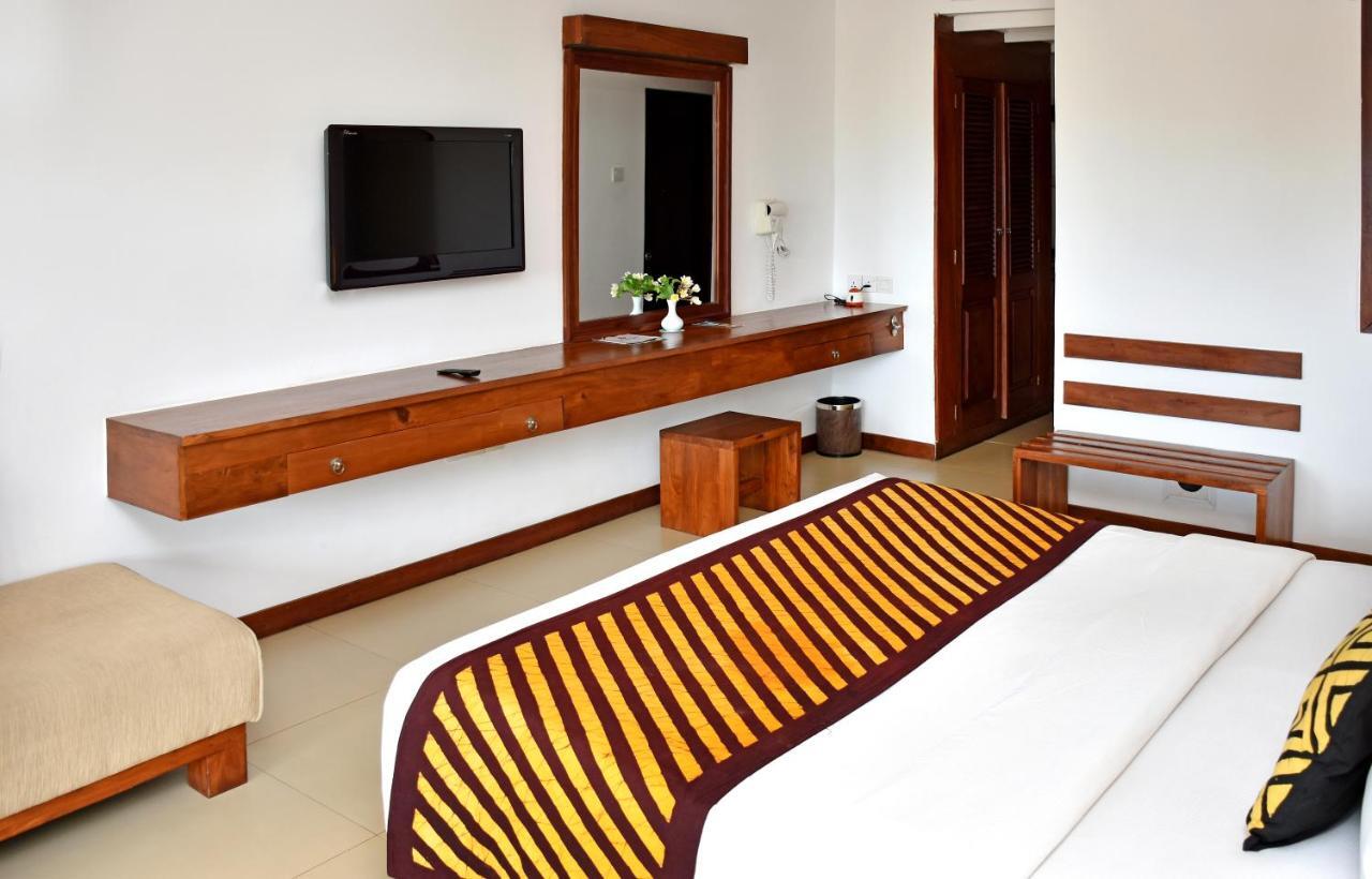 Goldi Sands Hotel Negombo Esterno foto